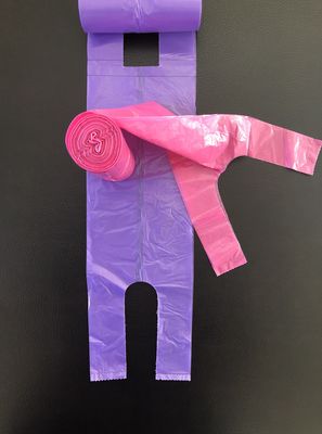 کیسه های خرید تی شرت در دفتر کار خانگی و خانگی ، صورتی و بنفش ، سطل زباله روی میز