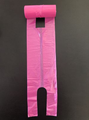 کیسه های خرید تی شرت در دفتر کار خانگی و خانگی ، صورتی و بنفش ، سطل زباله روی میز