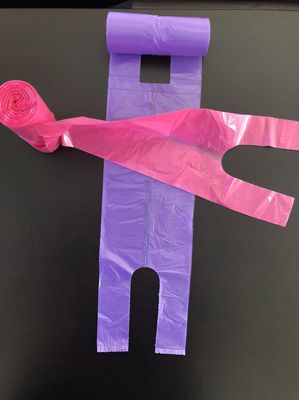 کیسه های خرید تی شرت در دفتر کار خانگی و خانگی ، صورتی و بنفش ، سطل زباله روی میز